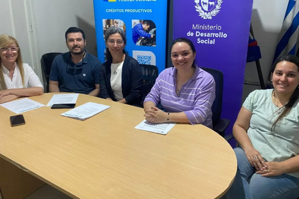 MIDES y República Microfinanzas