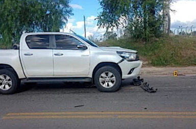 Accidente grave entre camioneta y motocicleta