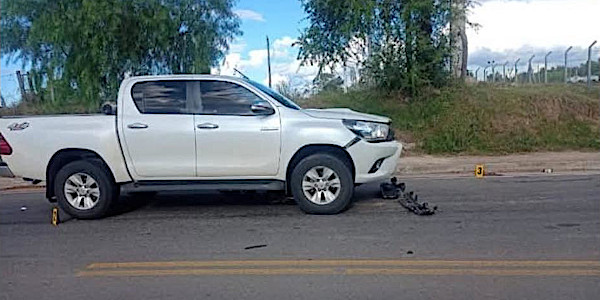 Accidente grave entre camioneta y motocicleta