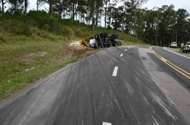 Camión cargado con arroz volcó en Ruta 8