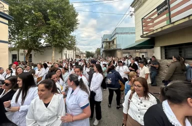 multitudinaria movilización en Melo tras agresión a maestra