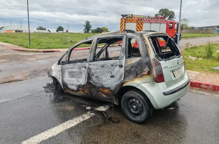 Incendio de vehículo provocó pérdidas totales en Melo