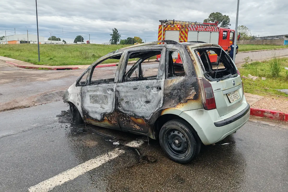 Incendio de vehículo provocó pérdidas totales en Melo