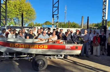 Club de Leones dona embarcación a Bomberos