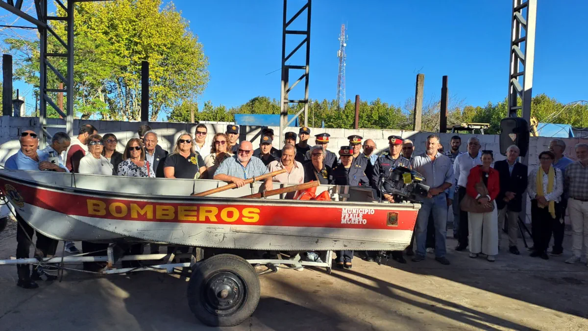 Club de Leones dona embarcación a Bomberos
