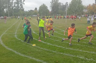 escolares en encuentro de atletismo