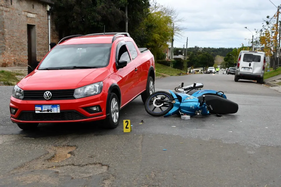 choque entre auto y moto en barrio Las Tropas