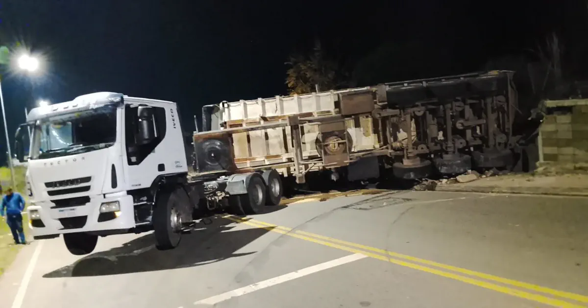 Camión volcó en Melo