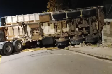 Camión volcó en Melo