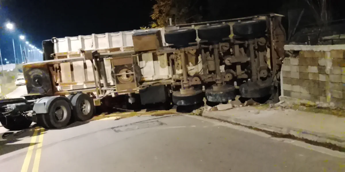 Camión volcó en Melo