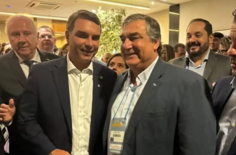 Foto: El Senador Sergio Botana en Brasilia, participando como expositor en la Marcha en Defensa de los Municipios, con el candidato a Presidente @flaviobolsonaro .