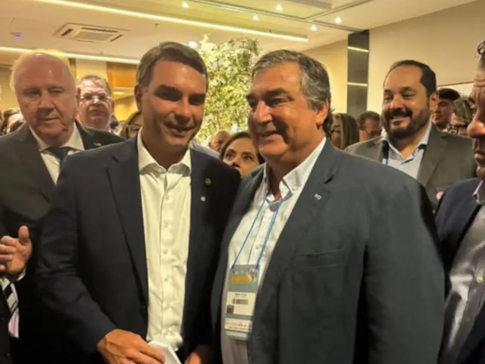 Foto: El Senador Sergio Botana en Brasilia, participando como expositor en la Marcha en Defensa de los Municipios, con el candidato a Presidente @flaviobolsonaro .