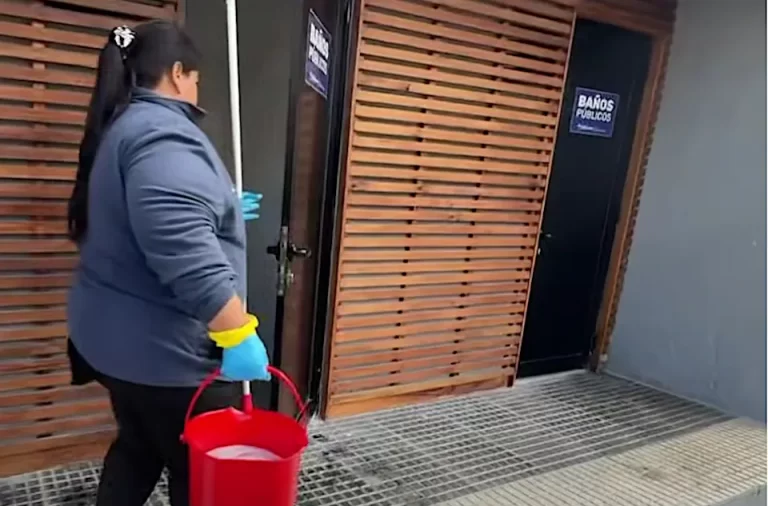 baños públicos de Plaza Independencia las 24 horas
