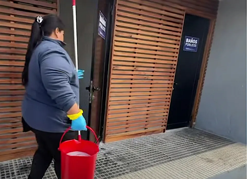 baños públicos de Plaza Independencia las 24 horas
