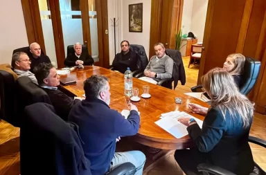 Foto: Intendente Morel junto a integrantes del equipo jurídico y contable de la Intendencia arachana en Montevideo