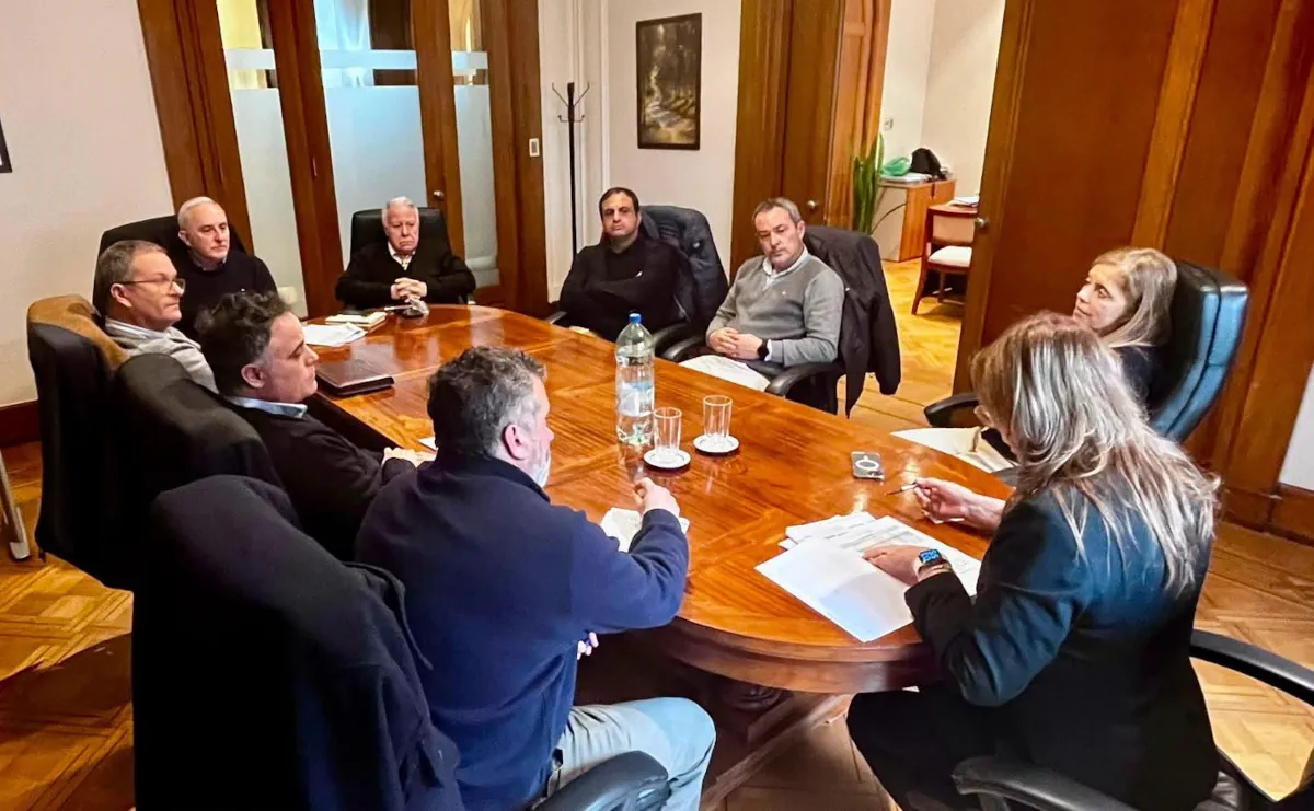 Foto: Intendente Morel junto a integrantes del equipo jurídico y contable de la Intendencia arachana en Montevideo