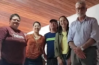Foto de archivo: representantes de Hocicando el corazón junto al Director Ejecutivo del INBA, Dr. Álvaro Buscarons