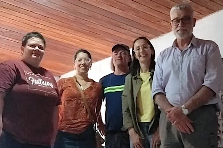 Foto de archivo: representantes de Hocicando el corazón junto al Director Ejecutivo del INBA, Dr. Álvaro Buscarons