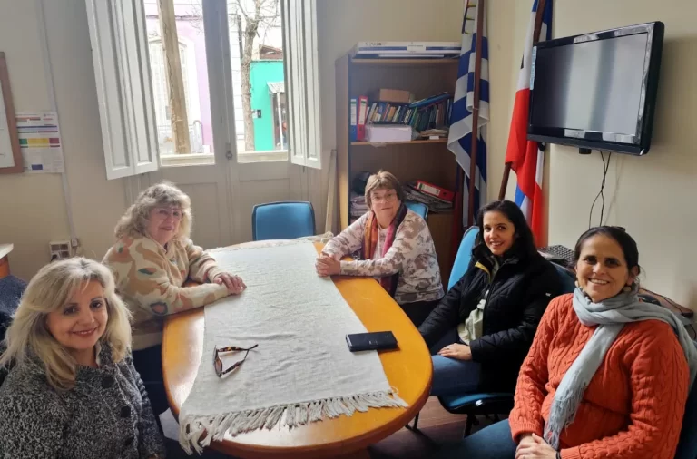 Integrantes de la Mesa Ejecutiva de Coordinadora de Psicólogos del Uruguay, Lic. en Psic. Carolina Moll, Secretaria general; Lic. en Psic. Javiera Andrade, Secretaria de finanzas; Lic en Psic. Judith Lemos, Secretaria de Asuntos sociales y convenios, acompañadas por la Lic en Psic. María Gracia Mungay, Referente de la Agrupación de Psicólogos de Cerro Largo, filial de Coordinadora de Psicólogos del Uruguay.