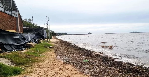 La Laguna Merín alcanzó los 5,10 metros y el Municipio distribuye bolsas de arena ante la proximidad del agua a viviendas costeras.