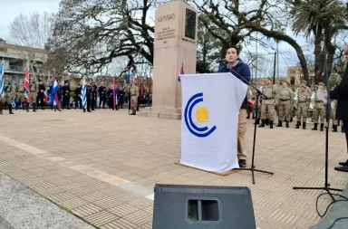 El historiador Matías Borba fue el encargado de brindar la reflexión histórica durante el acto conmemorativo del 25 de Agosto en Melo.