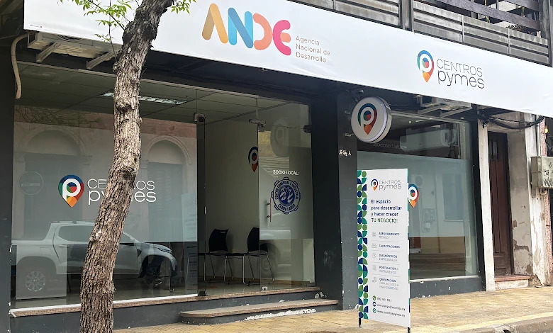 Autoridades, empresarios y representantes de instituciones participaron esta mañana en la inauguración de la nueva sede del Centro Pyme Cerro Largo en Melo.