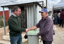 Vecinos de Barrio Ruiz recibieron los mini contenedores que comenzarán a utilizarse desde este viernes.