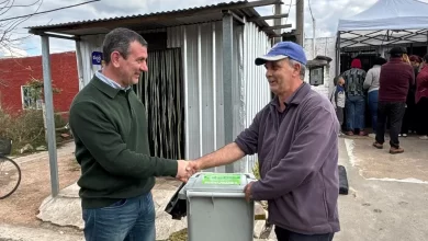 Vecinos de Barrio Ruiz recibieron los mini contenedores que comenzarán a utilizarse desde este viernes.