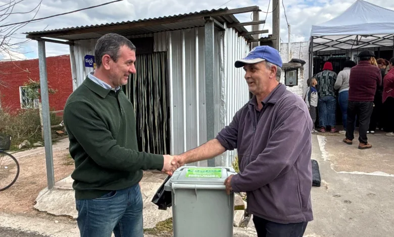 Vecinos de Barrio Ruiz recibieron los mini contenedores que comenzarán a utilizarse desde este viernes.