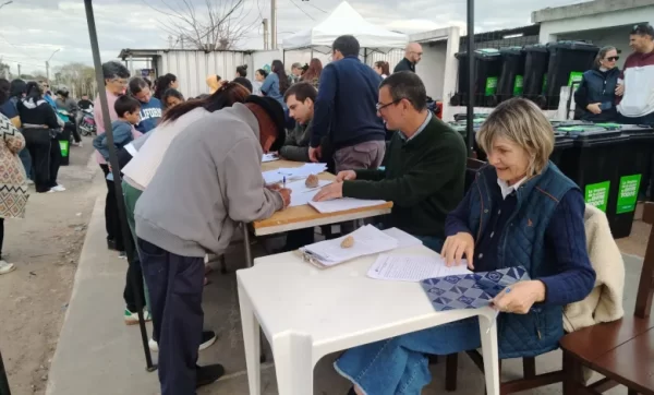 Vecinos de Barrio Ruiz recibieron los mini contenedores que comenzarán a utilizarse desde este viernes.