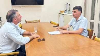 Foto Archivo. El alcalde de Fraile Muerto, Gastón Nauar, durante una reunión mantenida con el presidente de Mevir, en el marco de las gestiones para concretar un nuevo plan habitacional en la localidad.