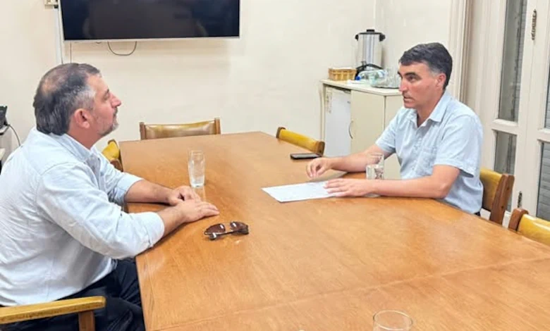 Foto Archivo. El alcalde de Fraile Muerto, Gastón Nauar, durante una reunión mantenida con el presidente de Mevir, en el marco de las gestiones para concretar un nuevo plan habitacional en la localidad.