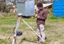 Técnicos del MTOP realizan relevamientos y vuelos con drones en Laguna Merín como parte de los estudios para mejorar el drenaje del balneario.