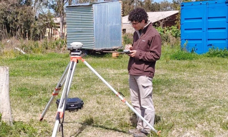 Técnicos del MTOP realizan relevamientos y vuelos con drones en Laguna Merín como parte de los estudios para mejorar el drenaje del balneario.