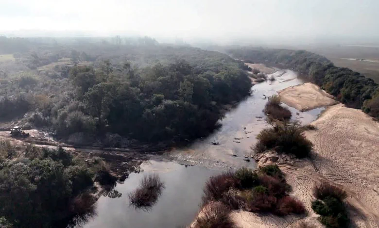 La costa del río Tacuarí, frente a Plácido Rosas, fue objeto de actuaciones tras una denuncia por intervenciones que excedían las autorizaciones.