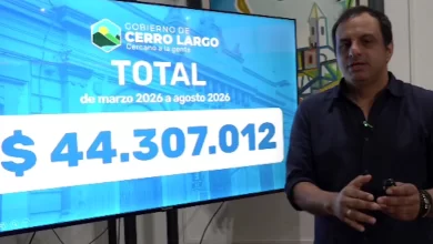 Christian Morel durante la reunión mantenida con representantes de ADEOM, donde presentó las cifras de pagos realizados a funcionarios municipales (Foto Gobierno de Cerro Largo)