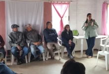 Familias de Cañas firmaron los contratos para acceder al servicio de agua potable de OSE.
