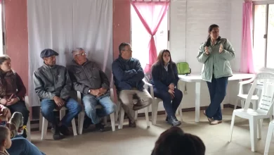 Familias de Cañas firmaron los contratos para acceder al servicio de agua potable de OSE.