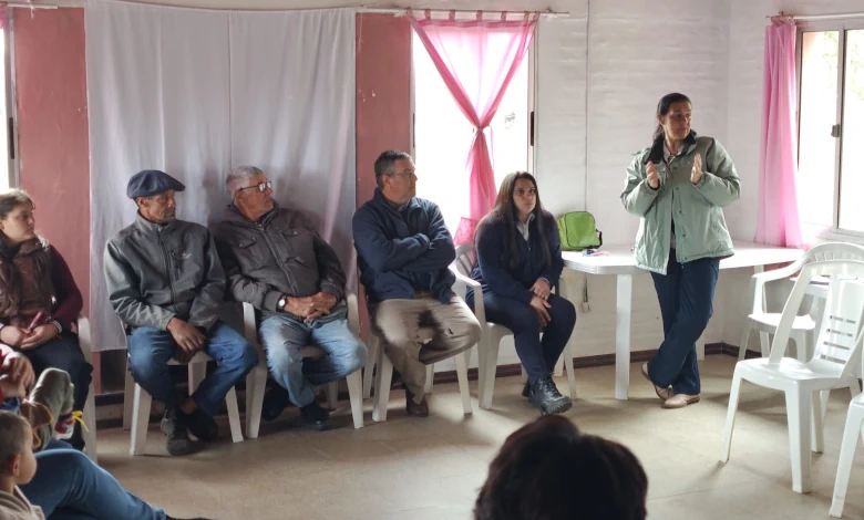 Familias de Cañas firmaron los contratos para acceder al servicio de agua potable de OSE.
