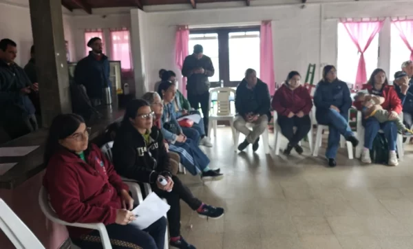 Familias de Cañas firmaron los contratos para acceder al servicio de agua potable de OSE.
