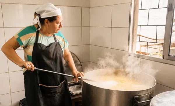 Funcionarios municipales estuvieron a cargo este año de la elaboración y distribución del programa Plato Caliente.