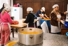 Funcionarios municipales estuvieron a cargo este año de la elaboración y distribución del programa Plato Caliente.