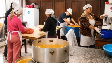Funcionarios municipales estuvieron a cargo este año de la elaboración y distribución del programa Plato Caliente.