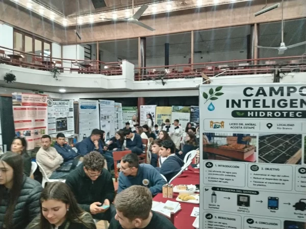 Estudiantes de diferentes localidades de Cerro Largo presentaron sus investigaciones durante la Feria Departamental de Clubes de Ciencia realizada en el Centro Unión Obrero de Melo.