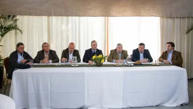 Representantes del Congreso de Intendentes y la ARU durante la reunión en la Rural del Prado.