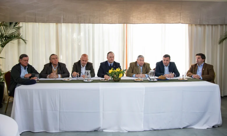 Representantes del Congreso de Intendentes y la ARU durante la reunión en la Rural del Prado.