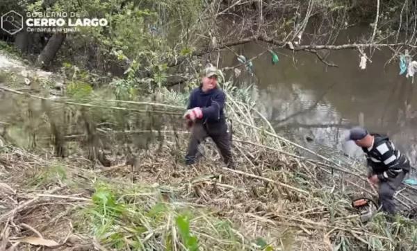 Personal municipal trabaja en la limpieza y acondicionamiento de la cañada Roda.