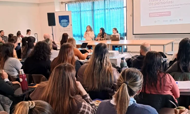Leticia Benedet, adjunta a la Dirección de Inmujeres, durante la jornada regional desarrollada en la Casa de la Universidad de Melo.