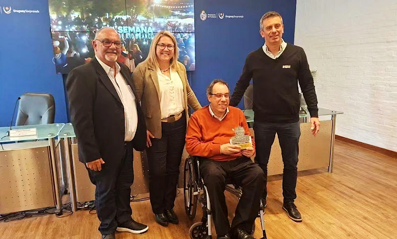 El alcalde de Río Branco, Federico López, junto al ministro de Turismo, Pablo Menoni, y representantes del Municipio y la Intendencia durante el lanzamiento de la Semana de Río Branco 2026.