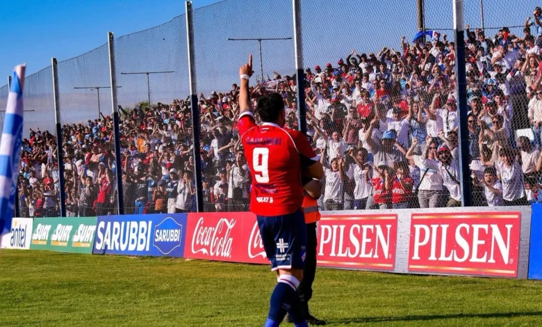 Maxi Gómez celebrando su gol con Nacional para sentenciar el 2-0 contra Cerro Largo. (Foto: Estefanía Leal)